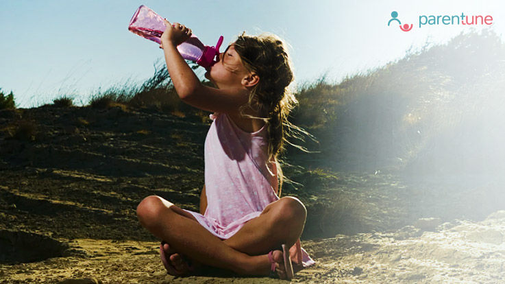 गर्मी में बच्चों में पानी की कमी Dehydration के संकेत या लक्षण गर्मी में बच्चों में पानी की कमी Dehydration के संकेत या लक्षण