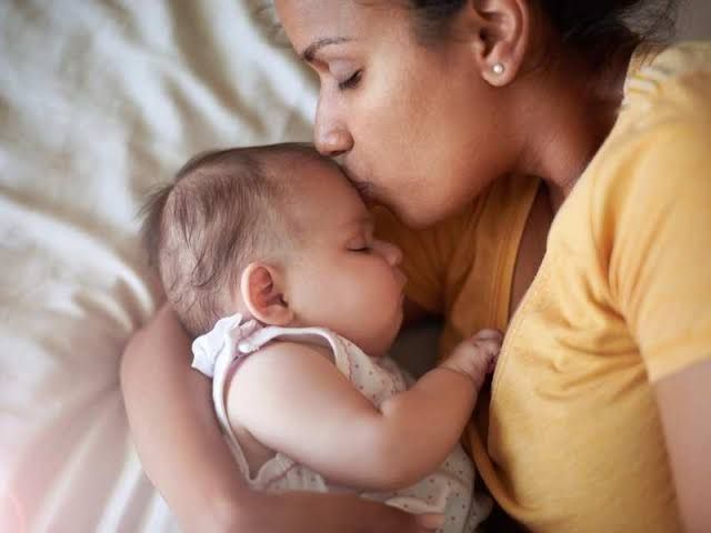 पावसाळ्यात बाळाची काळजी घेण्यासाठी 10 सोप्या टिप्स पावसाळ्यात बाळाची काळजी घेण्यासाठी 10 सोप्या टिप्स