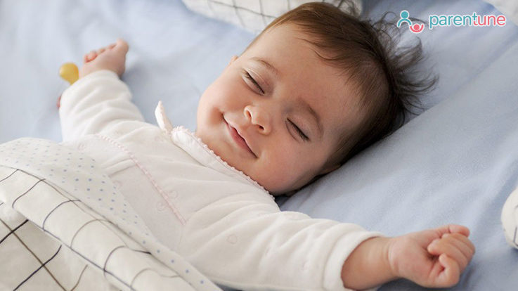 शिशु अक्सर सोते समय क्यों मुस्कुराते हैं शिशु अक्सर सोते समय क्यों मुस्कुराते हैं