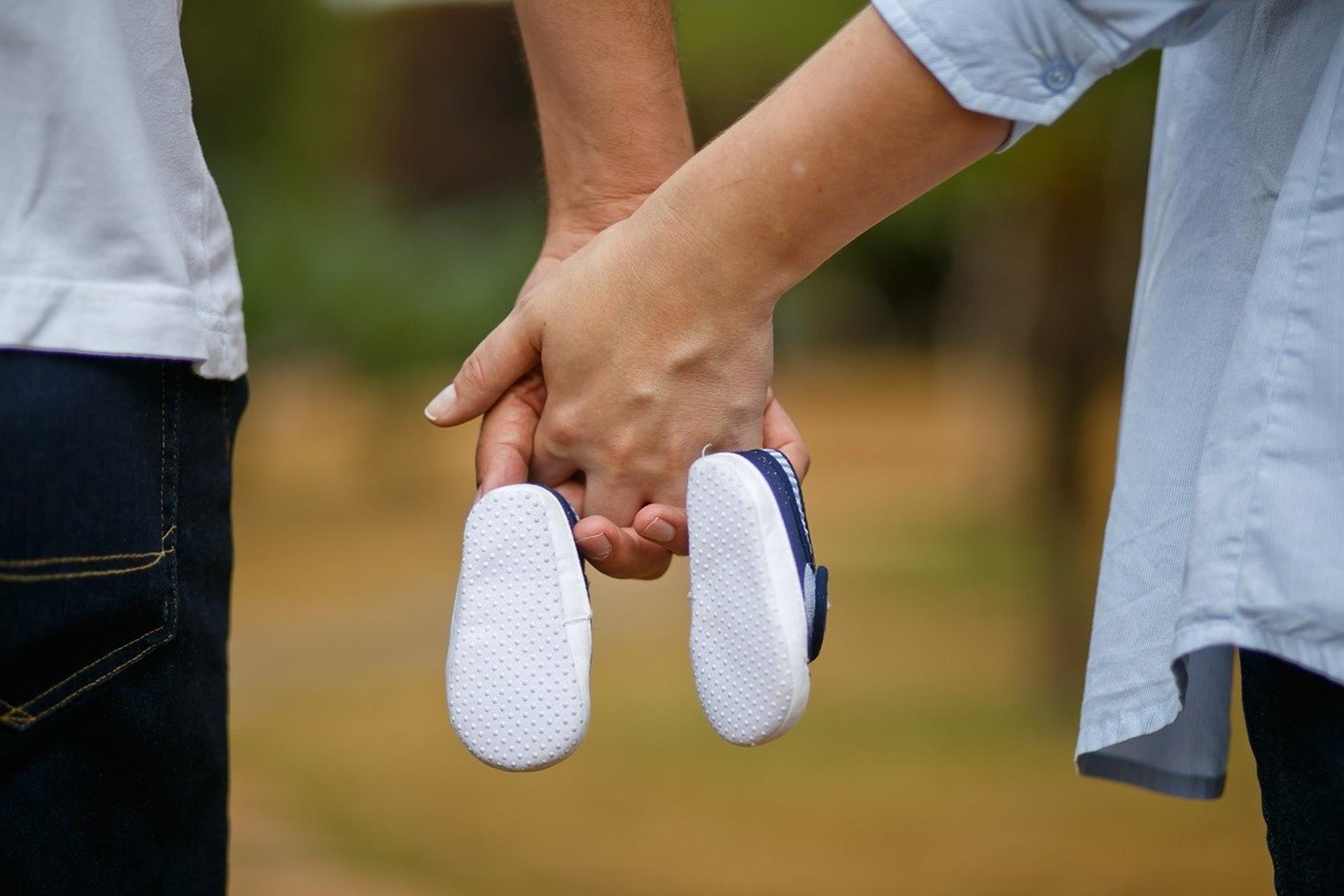 1 Month Pregnant: Symptoms, Precautions, and What To Eat