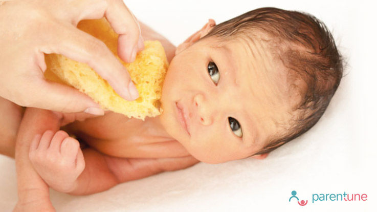 Giving a newborn sale a sponge bath