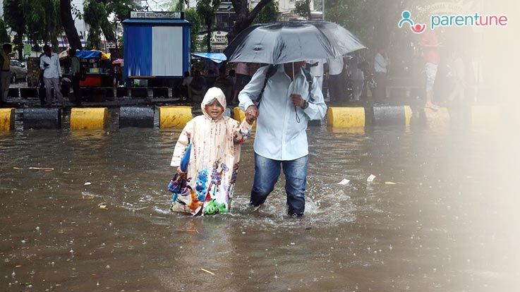 Parentune ब र श क म सम म प र ट स इन 6 ब त क जर र रख ध य न Few Safety Precautions For Kids During Rainy Season In Hindi