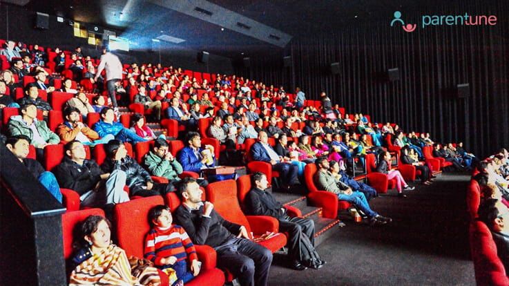 ऐसे बहलाए अपने बच्चे को अगर थियेटर में करे वो आपको तंग ऐसे बहलाए अपने बच्चे को अगर थियेटर में करे वो आपको तंग